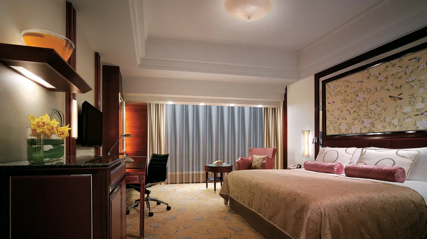 Elegant hotel bedroom in Shangri-La Hotel, Guangzhou featuring comfortable decor and style.
