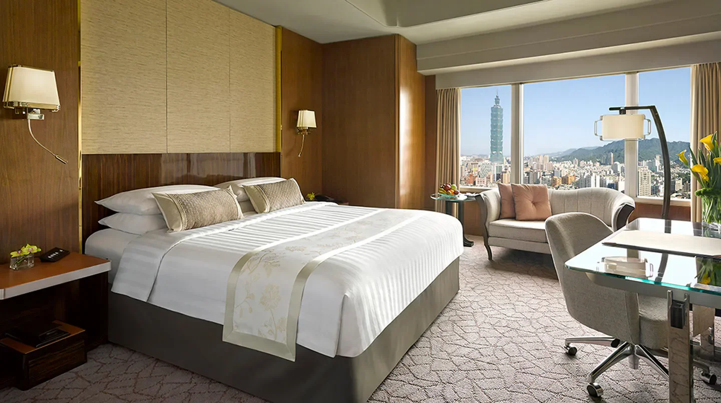 Shangri-La's Far Eastern Plaza Hotel, Taipei bedroom with city view of Taipei and 101.