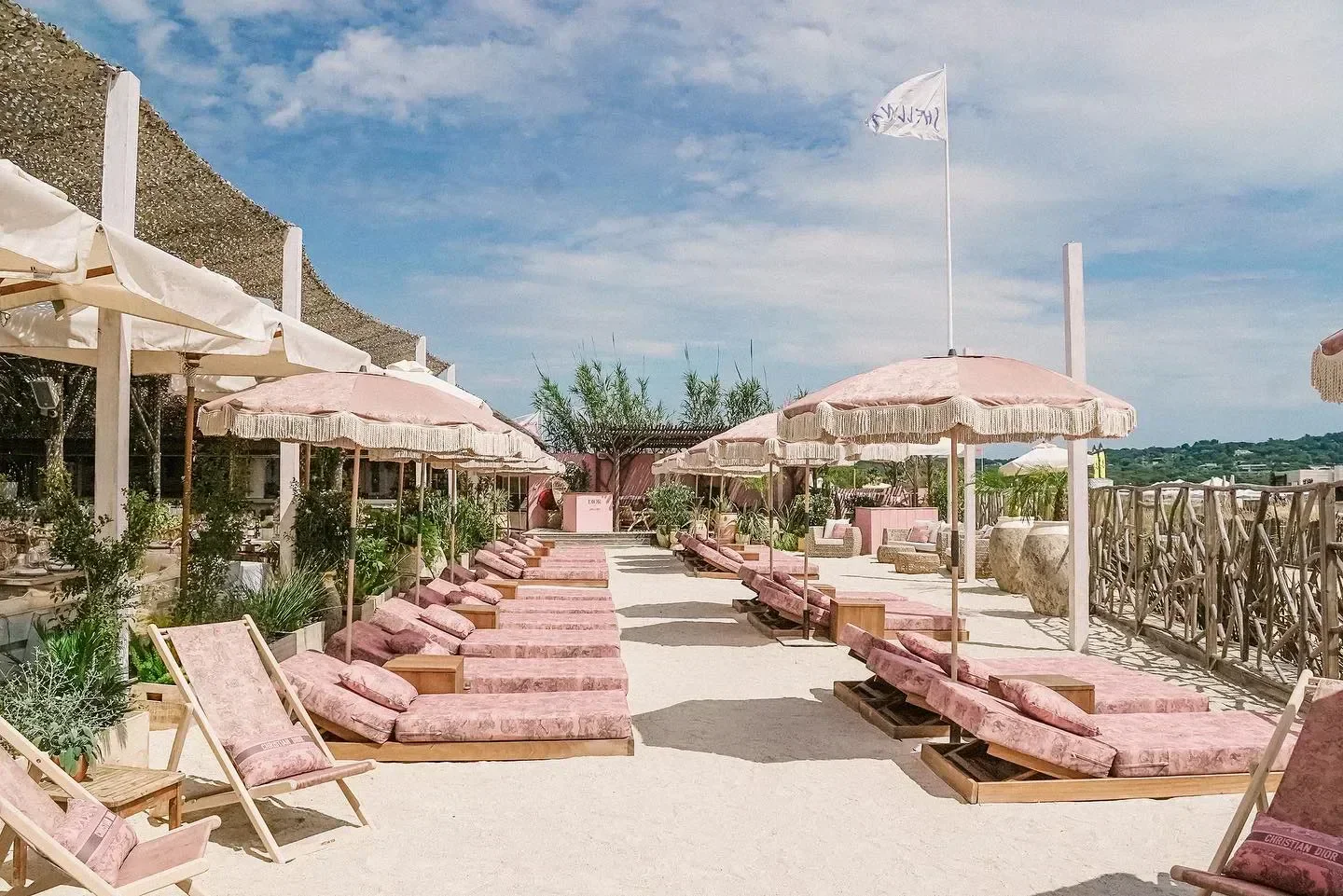 The TOP 10 Beach Clubs Open on Sunday in Saint-Tropez