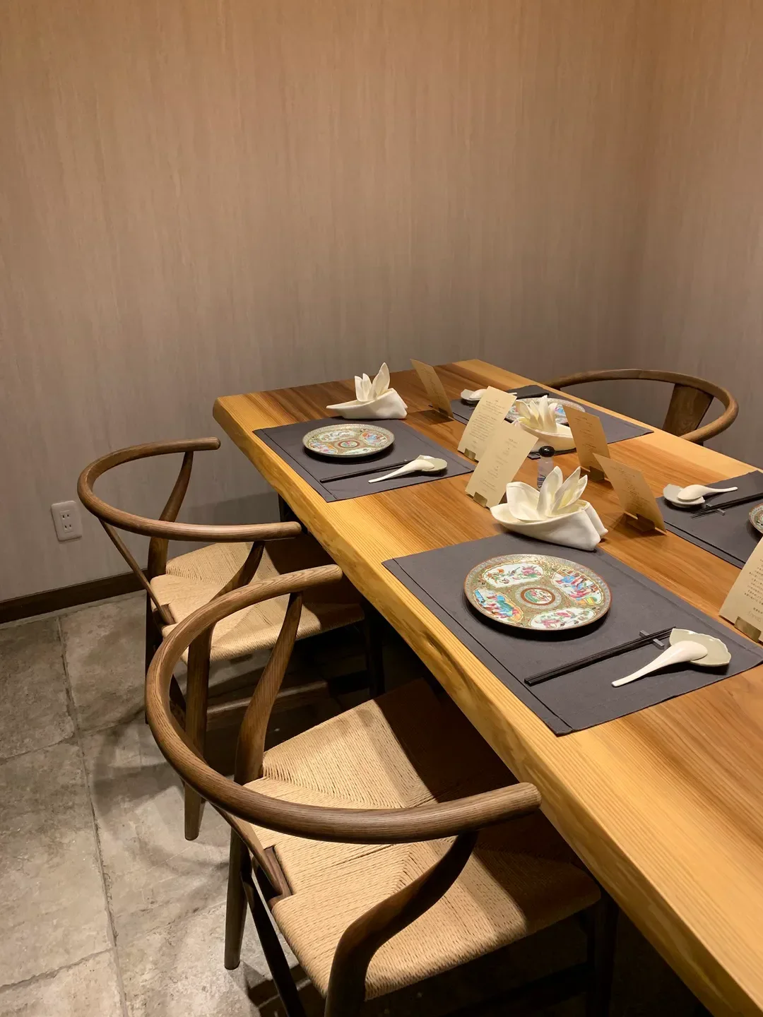 ShinoiS restaurant in Tokyo: table setting with traditional Japanese plates and chairs