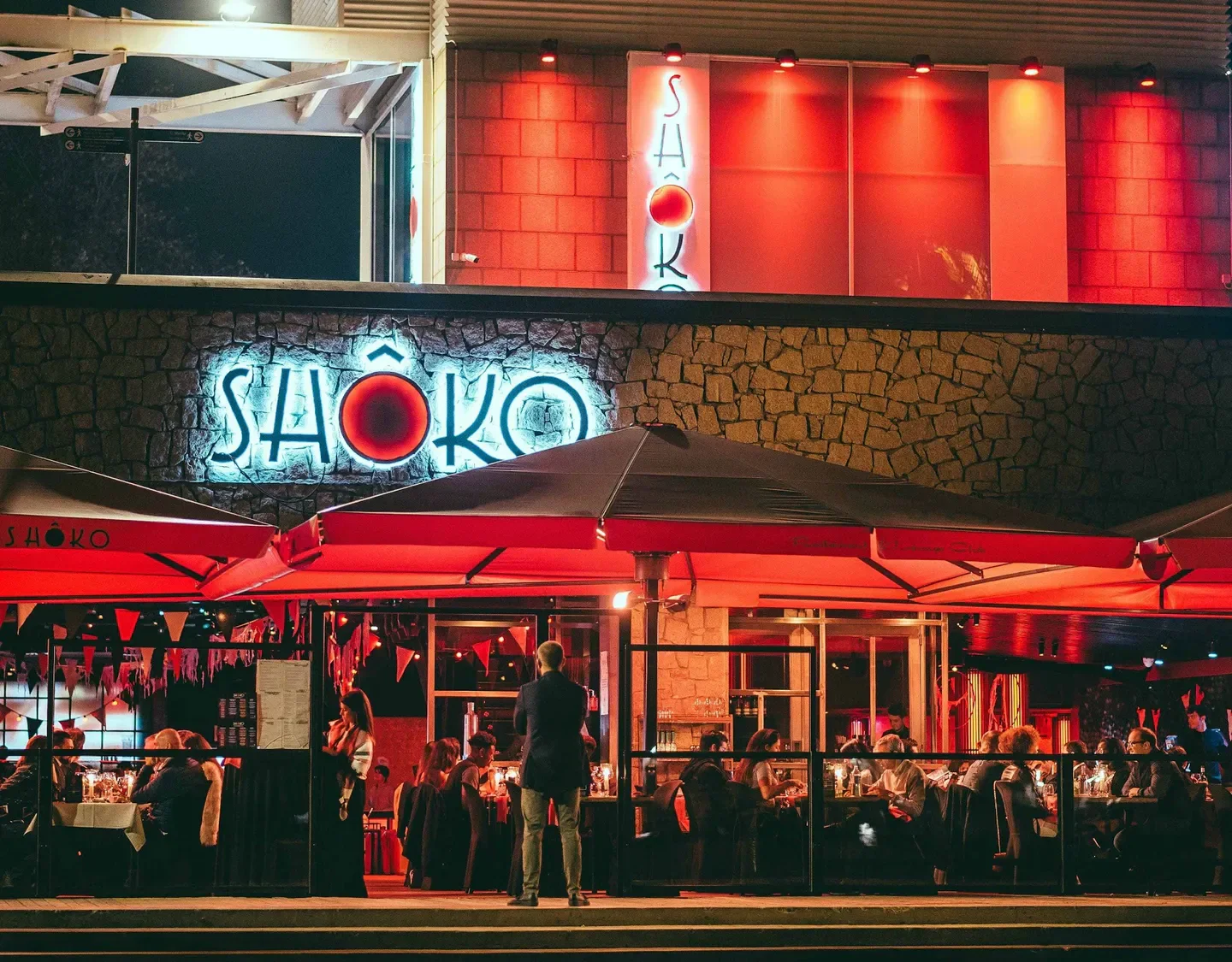 Shoko Barcelona restaurant exterior at night with red accents and outdoor seating