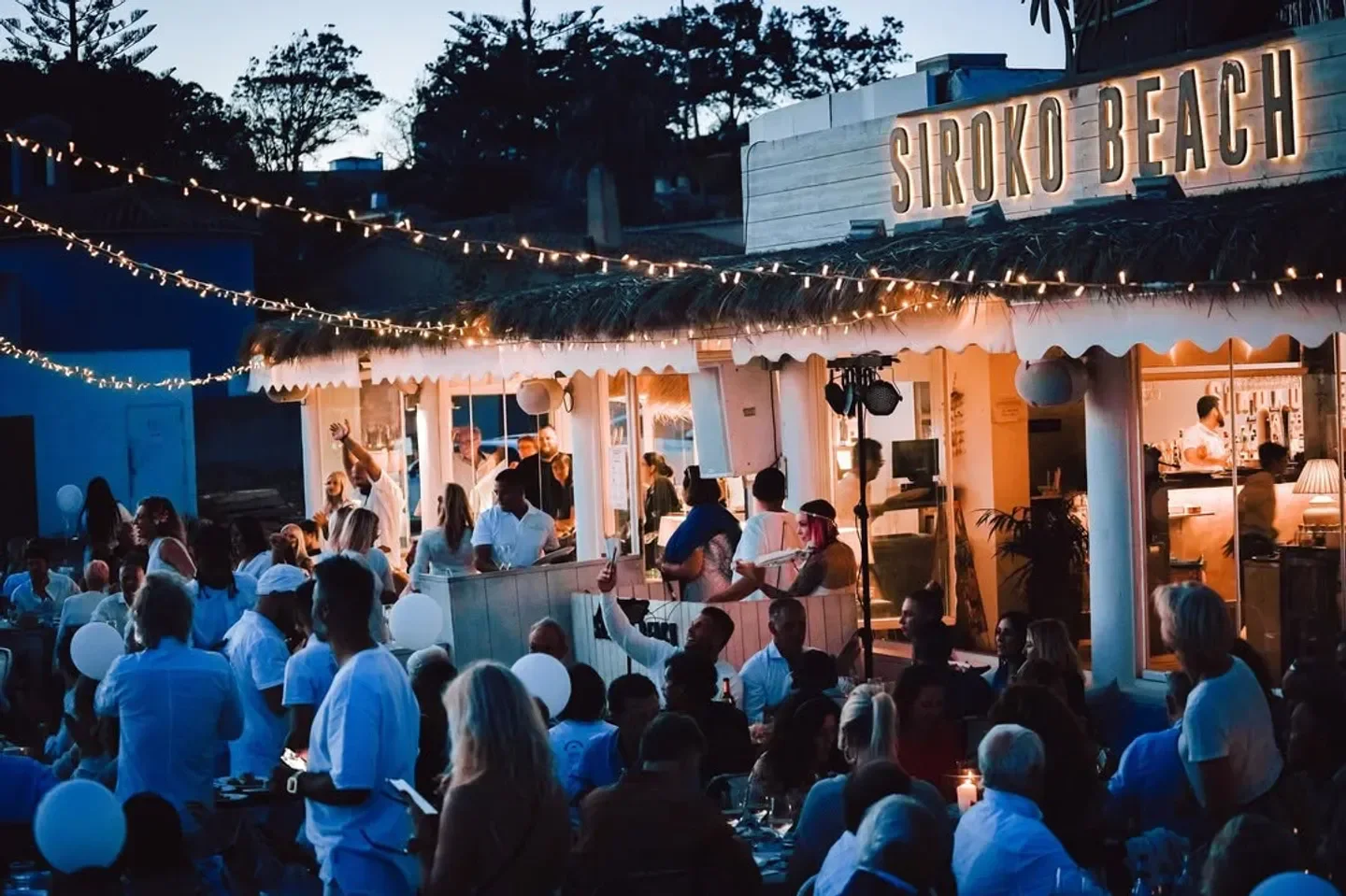 Evening at Siroko Beach in Marbella: lively beach club with party atmosphere.