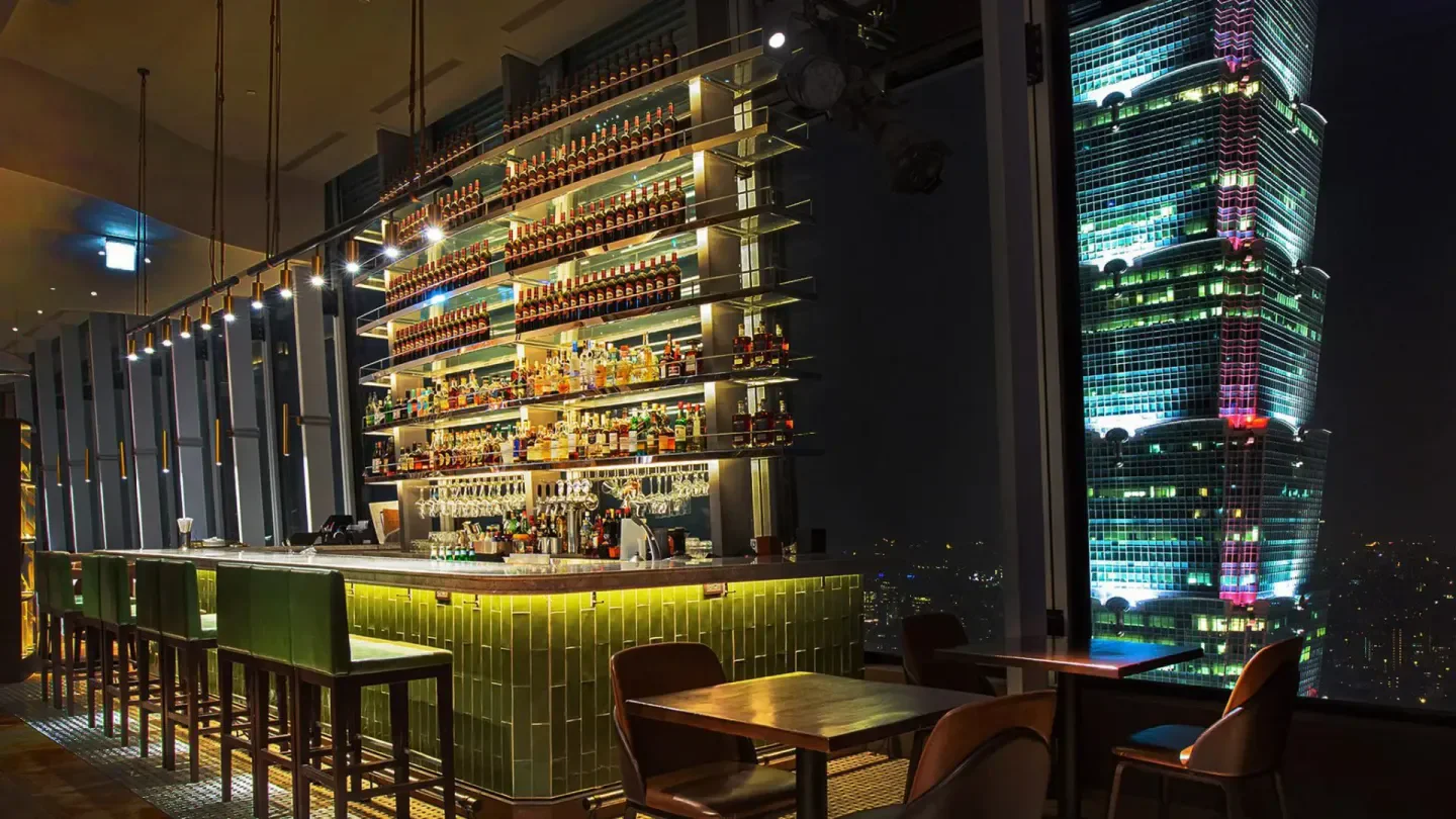 Smith & Wollensky - Taipei's bar with cityscape view in Taipei at night