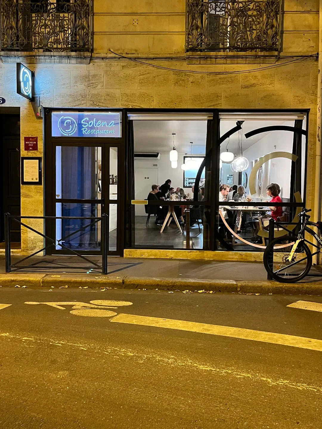 Exterior view of Soléna restaurant in Bordeaux, showcasing dinner service