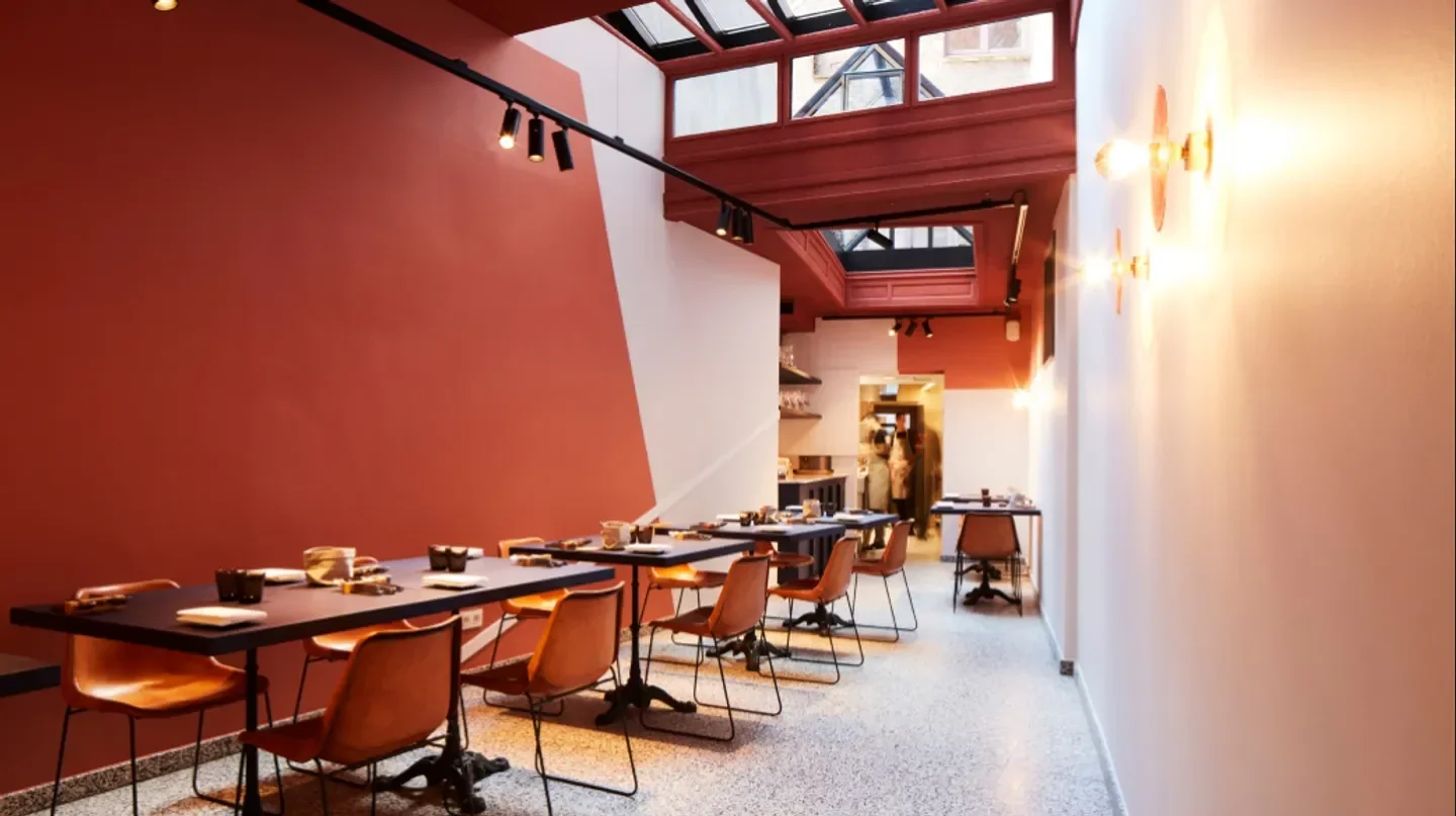 Interior of Souvenir restaurant in Ghent, featuring stylish decor and seating.