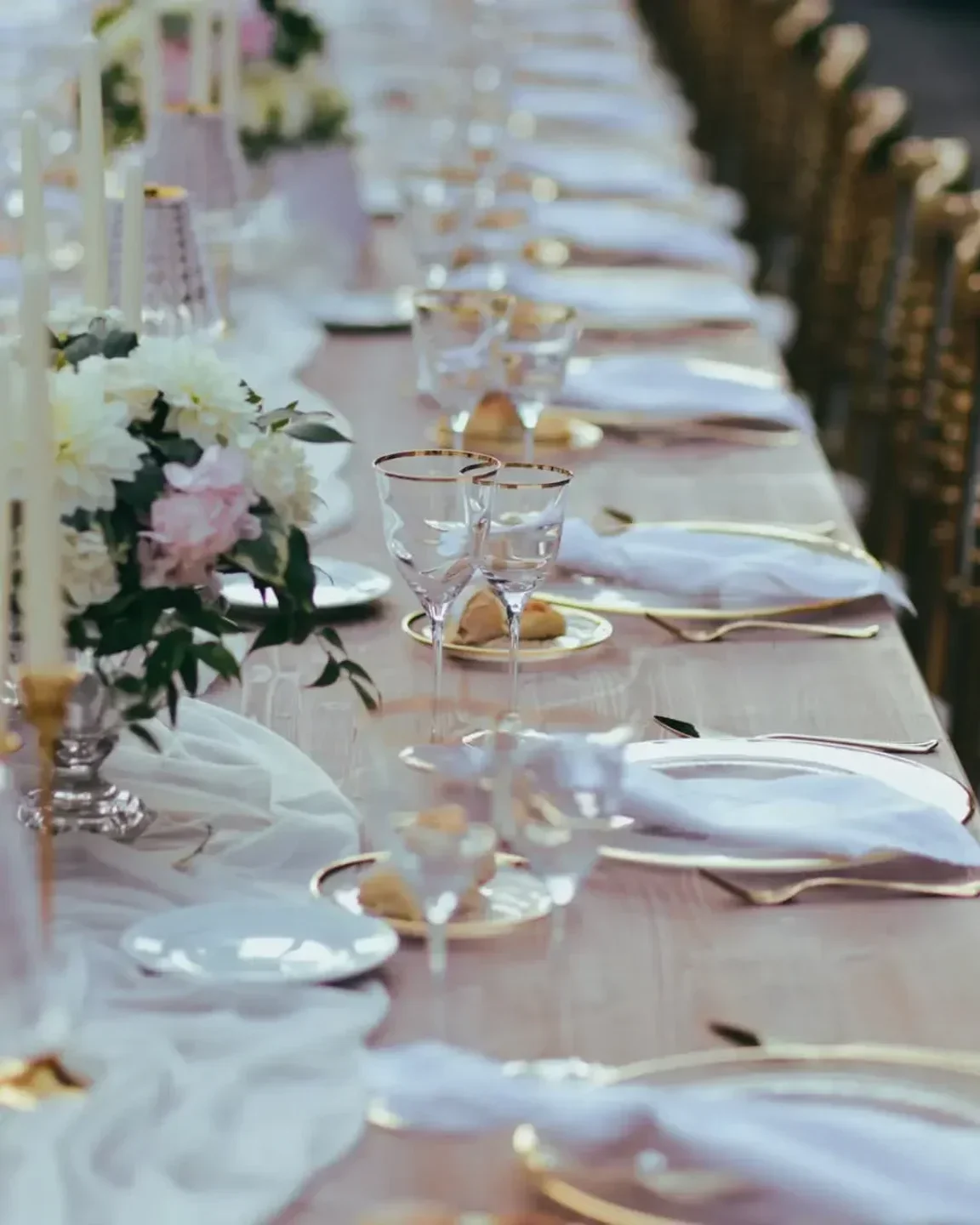 Elegant table setting at Sud restaurant in Napoli, featuring floral centerpieces and glassware.