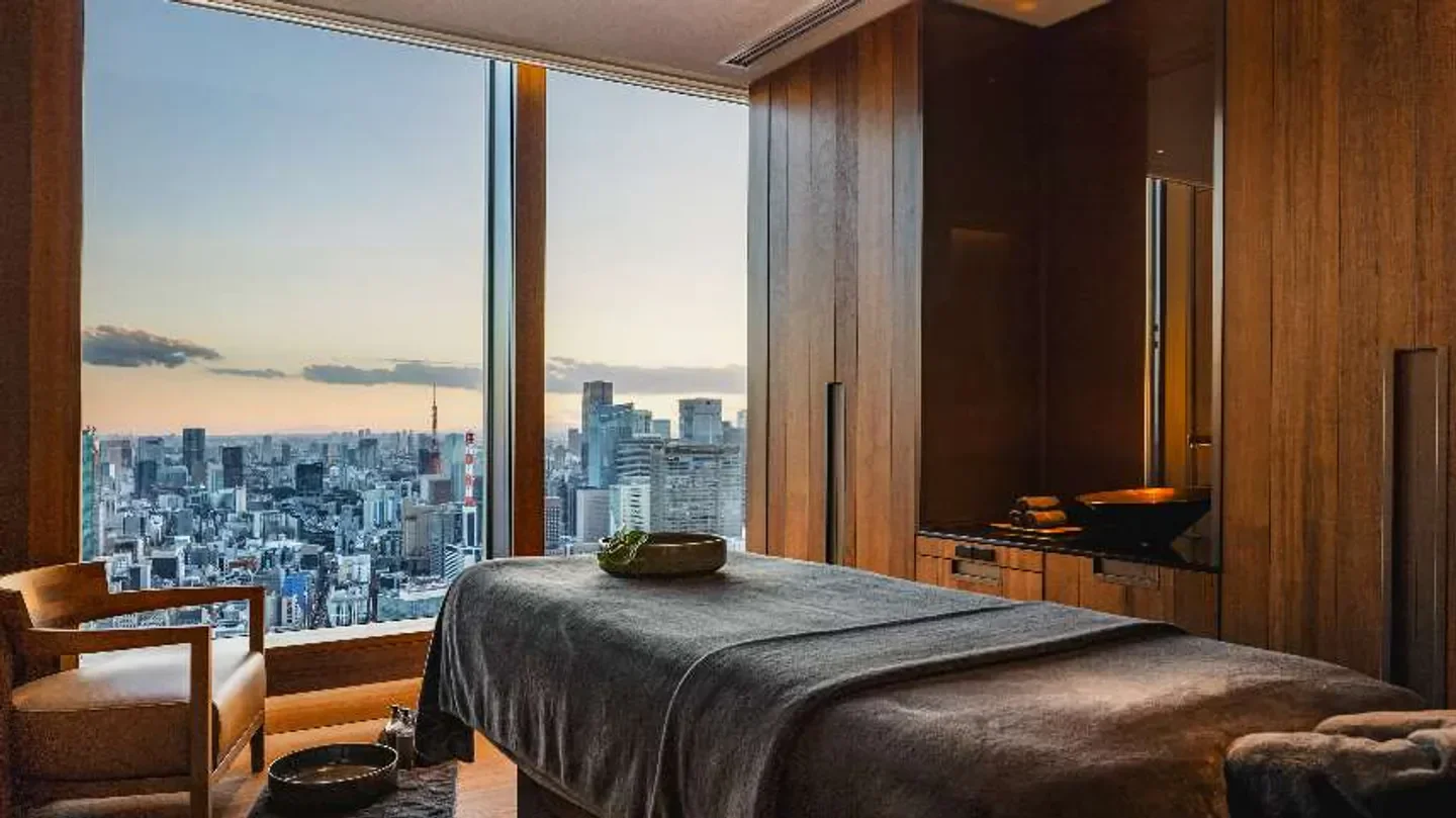 The Bvlgari Spa Tokyo massage room with views of Tokyo skyline.