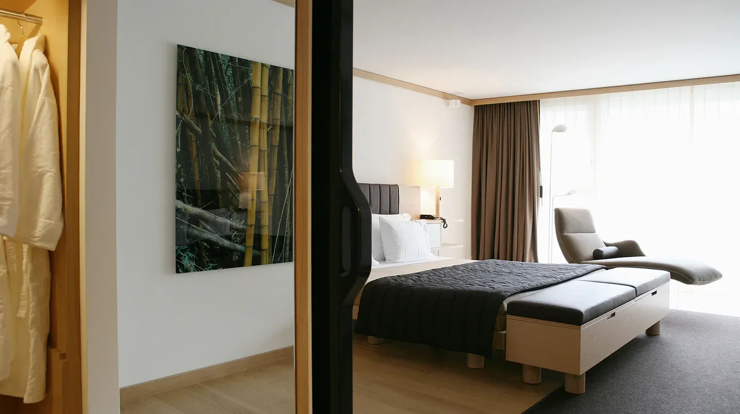 Stylish bedroom interior at THE OMNIA Mountain Lodge in Geneva, Switzerland with modern design.