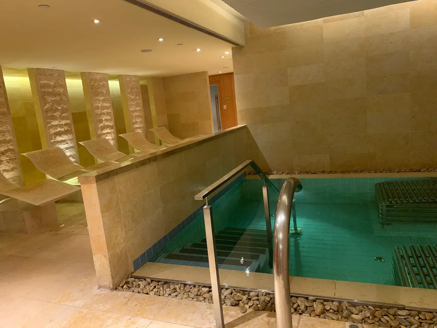 The Oriental Spa, Hong Kong: relaxing spa pool and lounge area in Hong Kong.