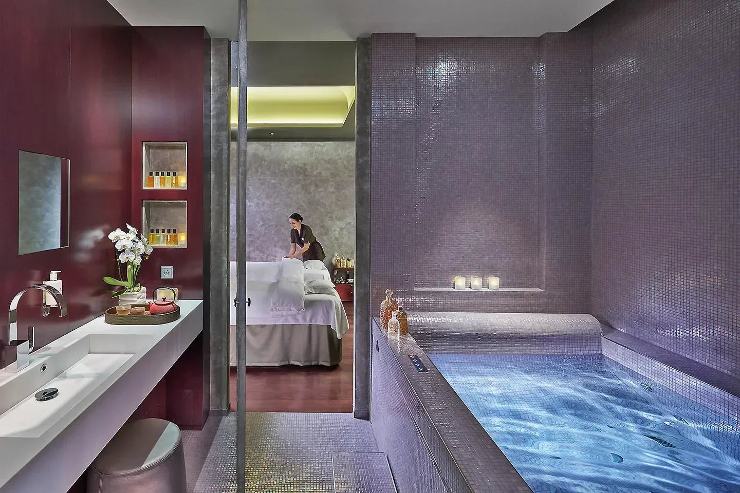 The Spa at Mandarin Oriental, Paris: luxurious spa interior with a hydrotherapy pool.