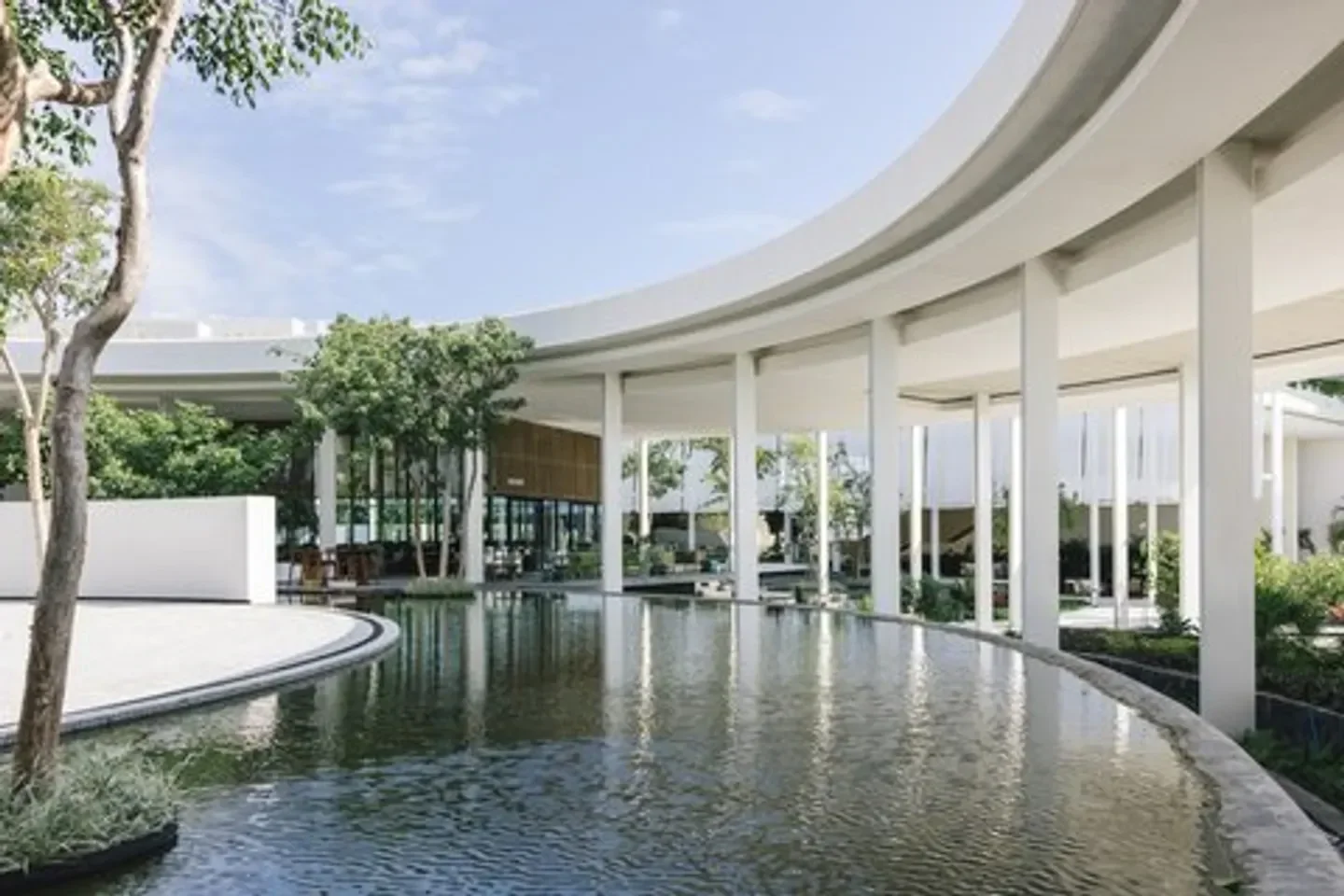 Serene exterior of The St. Regis Spa Kanai in Playa del Carmen, with reflective water feature.