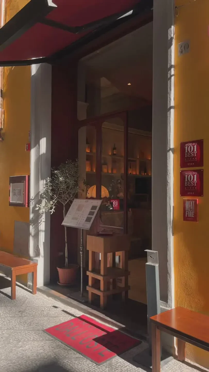 Entrance of Trattoria dall'Oste Chianineria in Florence, featuring its welcoming facade.