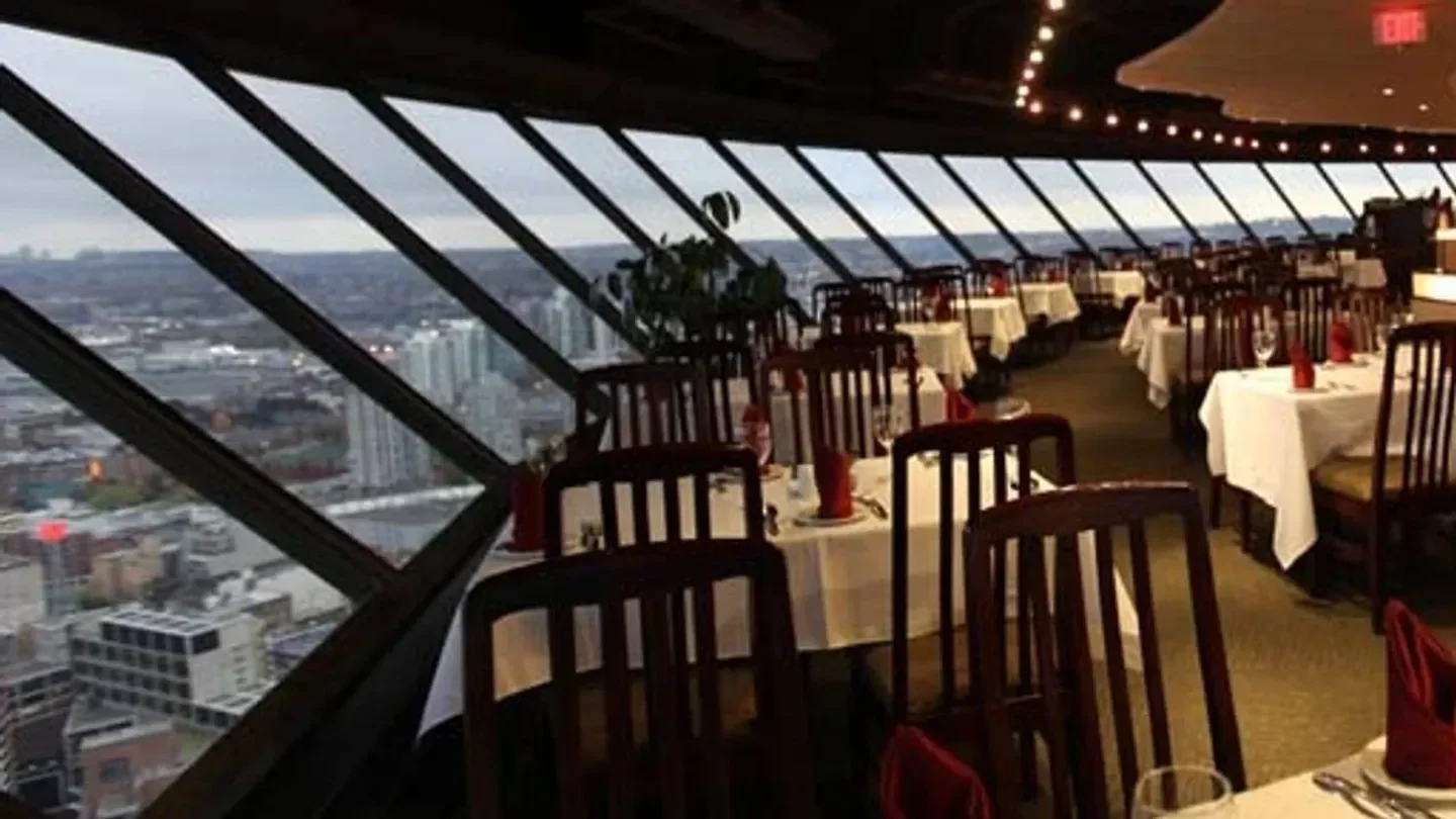 Elegant dining room at Vancouver Lookout, offering scenic views of Vancouver.