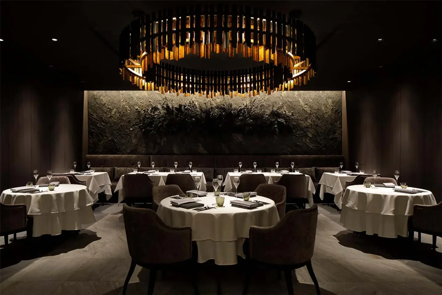 Elegant dining area at Velrosier restaurant in Kyoto, featuring stylish tables and decor.