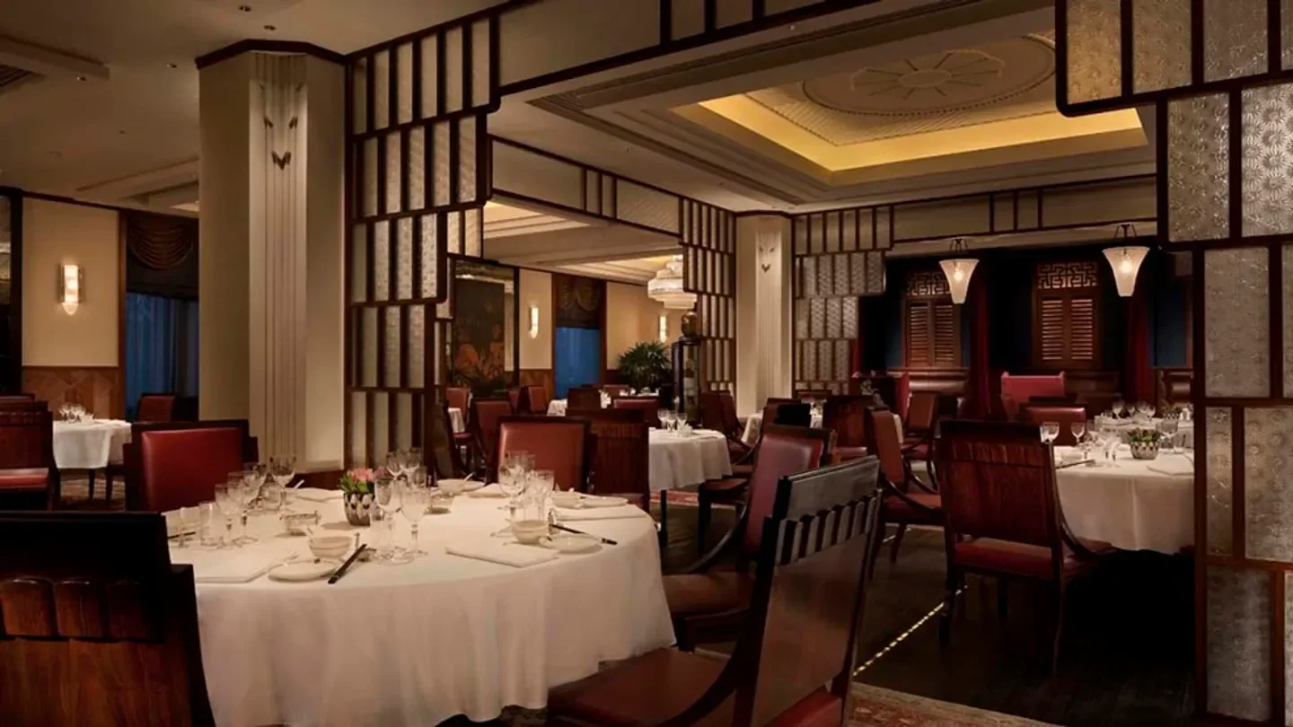 Elegant dining room at Yi Long Court in Shanghai, featuring round tables and ambient lighting.