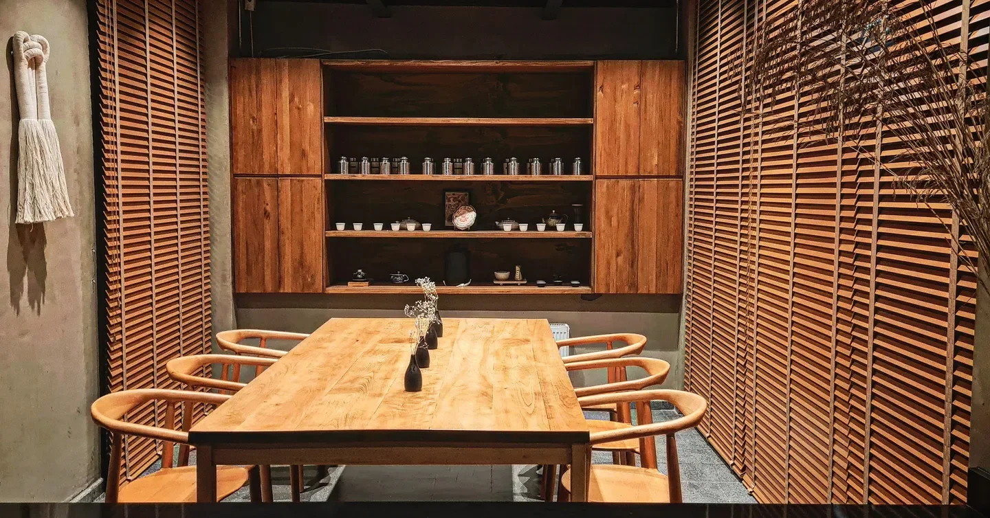 Elegant dining area at Yum Cha restaurant in Santiago, Chile with wooden tables and shelves
