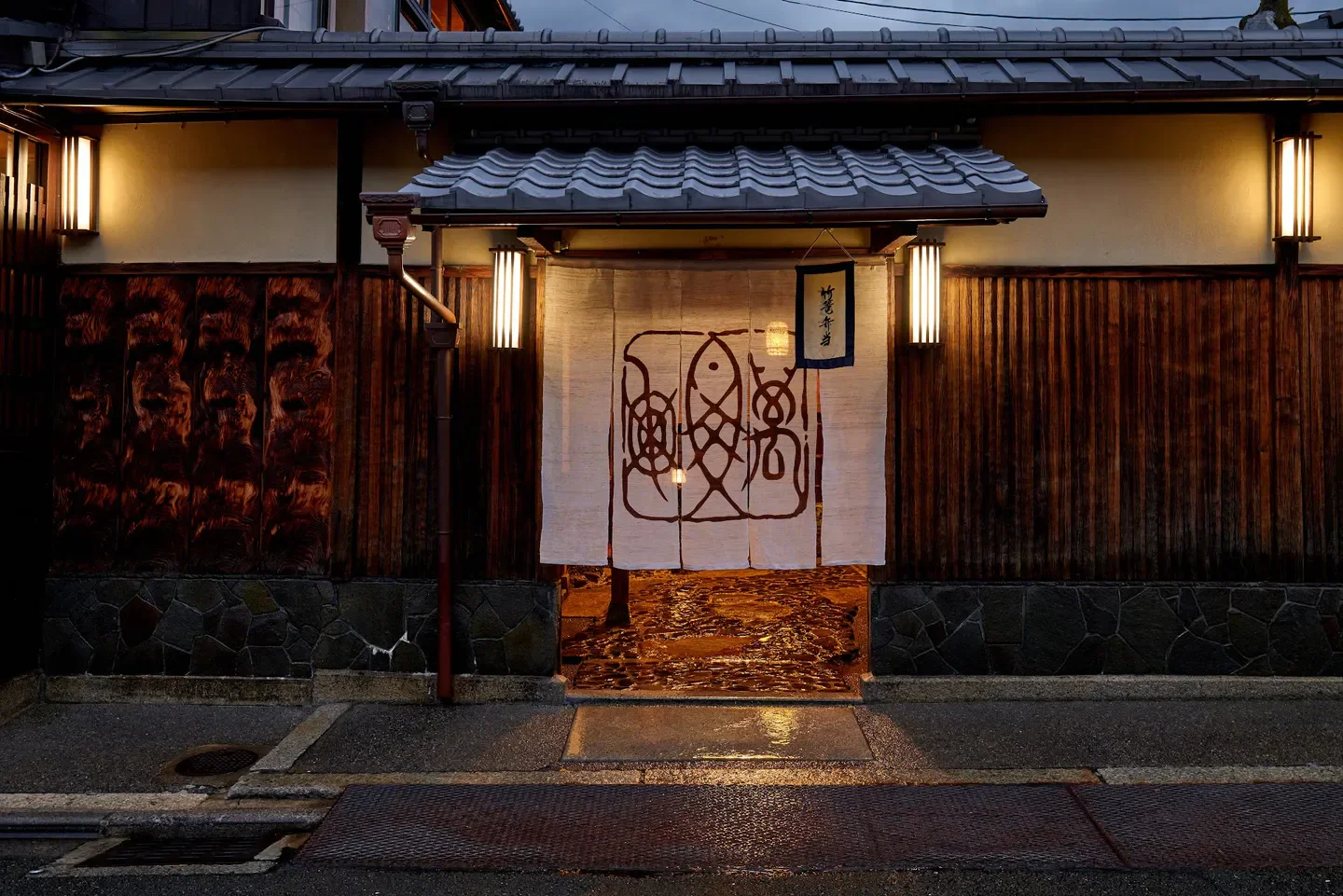 Entrance to Yusokuryori Mankamero in Kyoto, Japan, with traditional Japanese design and lighting.