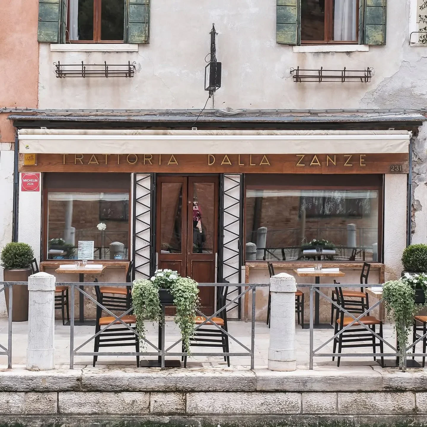 Exterior of Zanze XVI restaurant in Venice with tables and elegant facade.