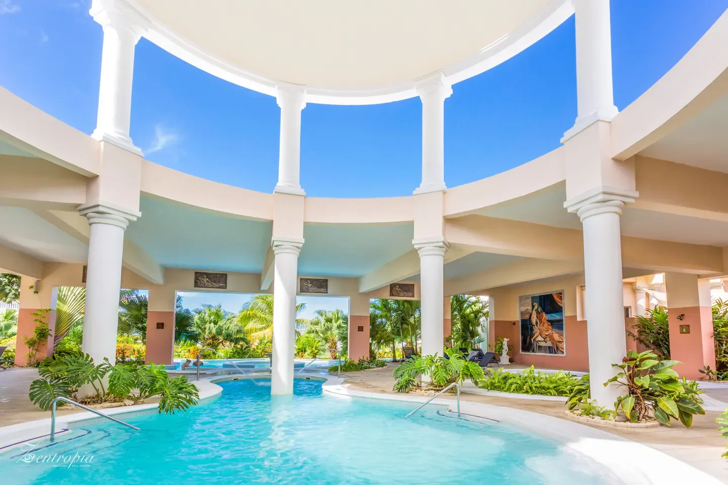Relaxing spa pool at Zentropia Palladium Spa & Wellness in Cancun, with blue sky