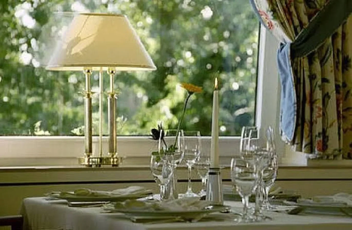Table setting at Zur Tant in Cologne, with elegant lamp and window view.